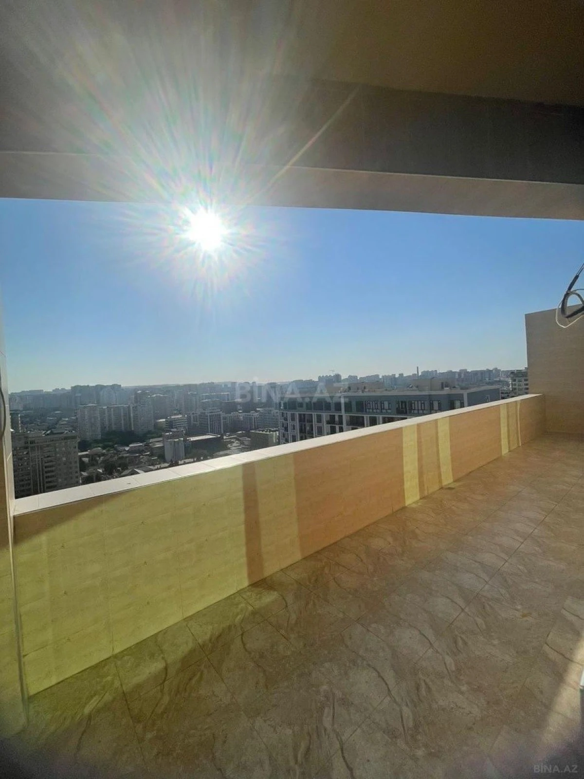 Satılır 4 otaqlı mənzil 180 m²