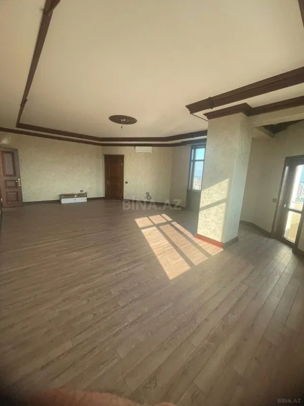 Satılır 4 otaqlı mənzil 180 m²