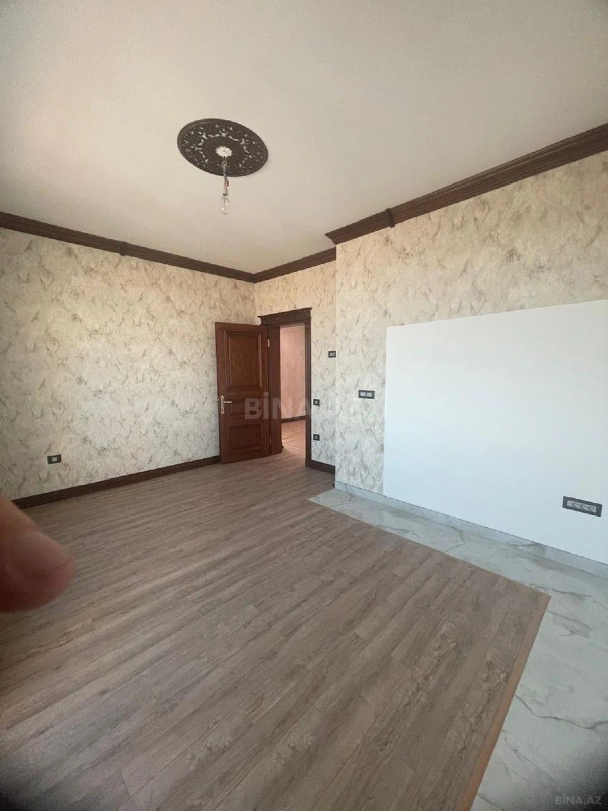 Satılır 4 otaqlı mənzil 180 m²