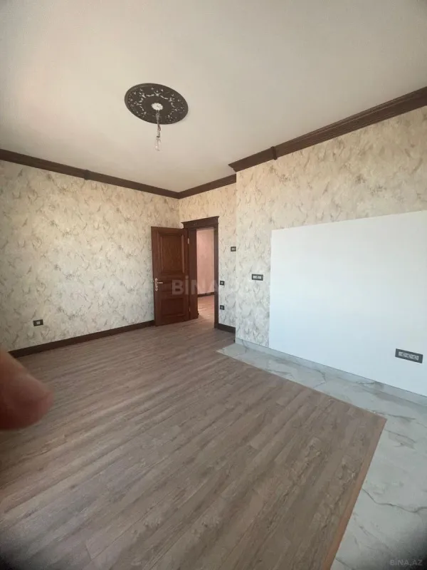 Satılır 4 otaqlı mənzil 180 m²