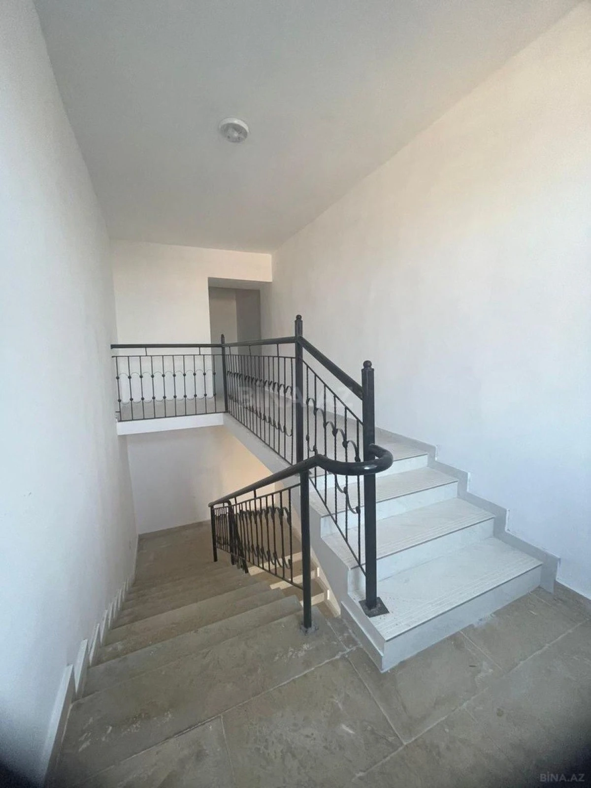 Satılır 4 otaqlı mənzil 180 m²