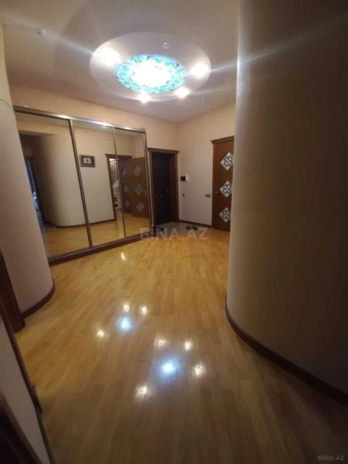Kirayə verilir 3 otaqlı mənzil 150 m²
