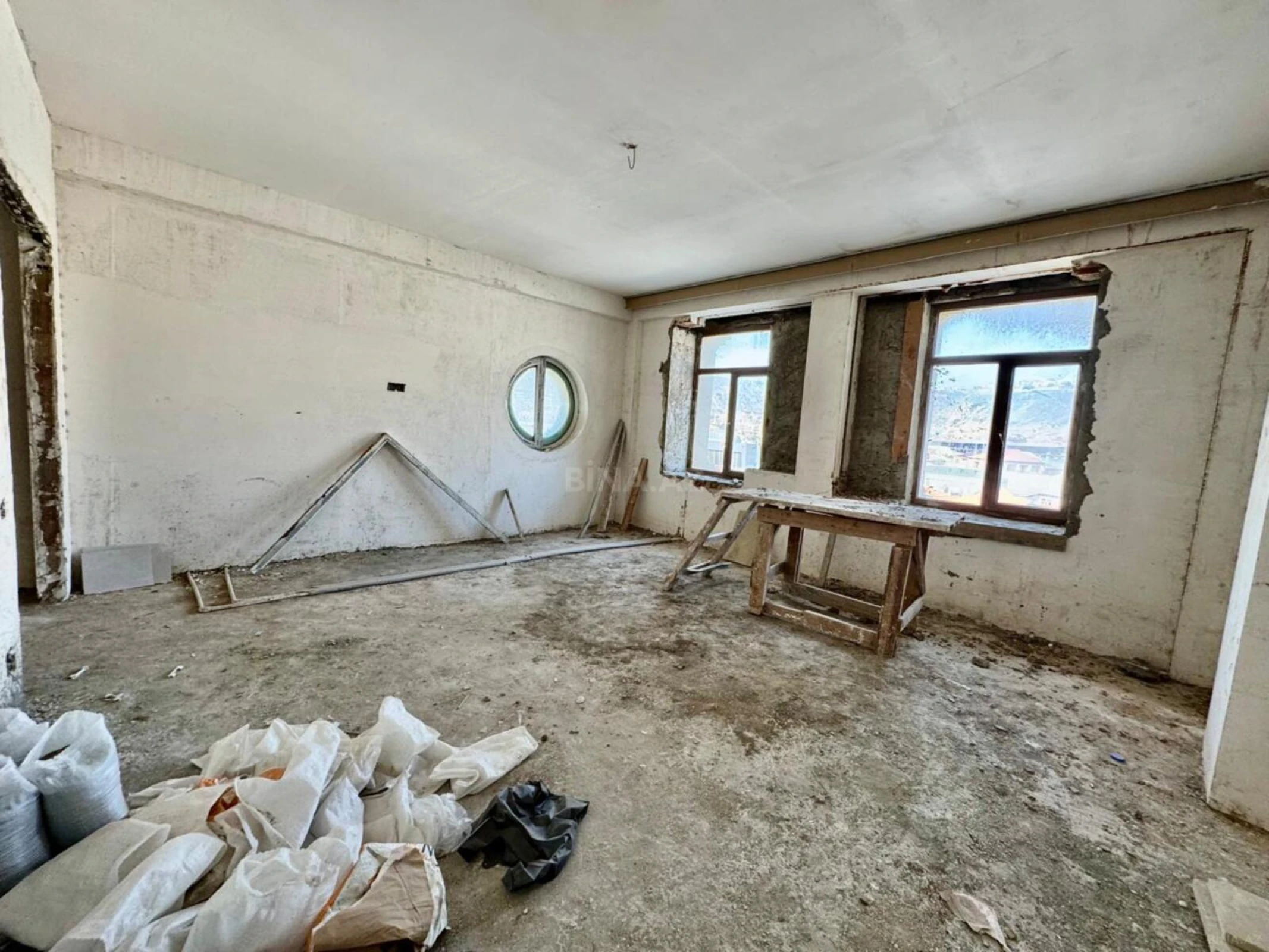 Satılır 4 otaqlı mənzil 145 m²