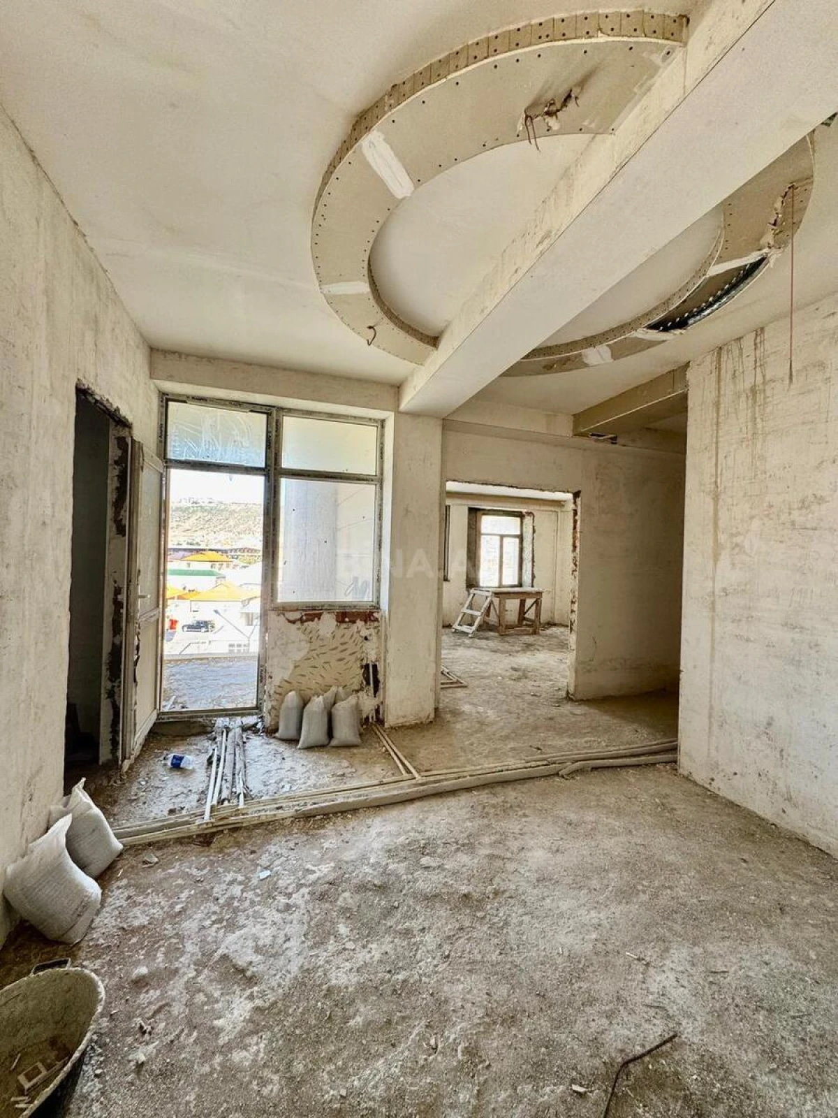 Satılır 4 otaqlı mənzil 145 m²