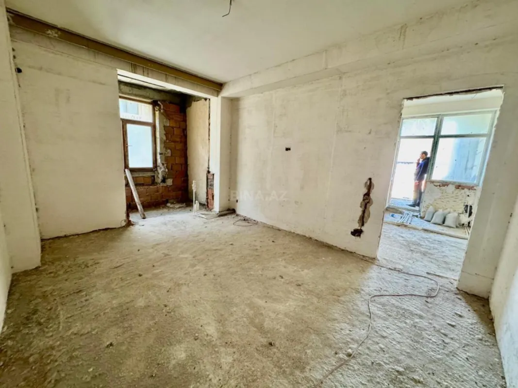 Satılır 4 otaqlı mənzil 145 m²