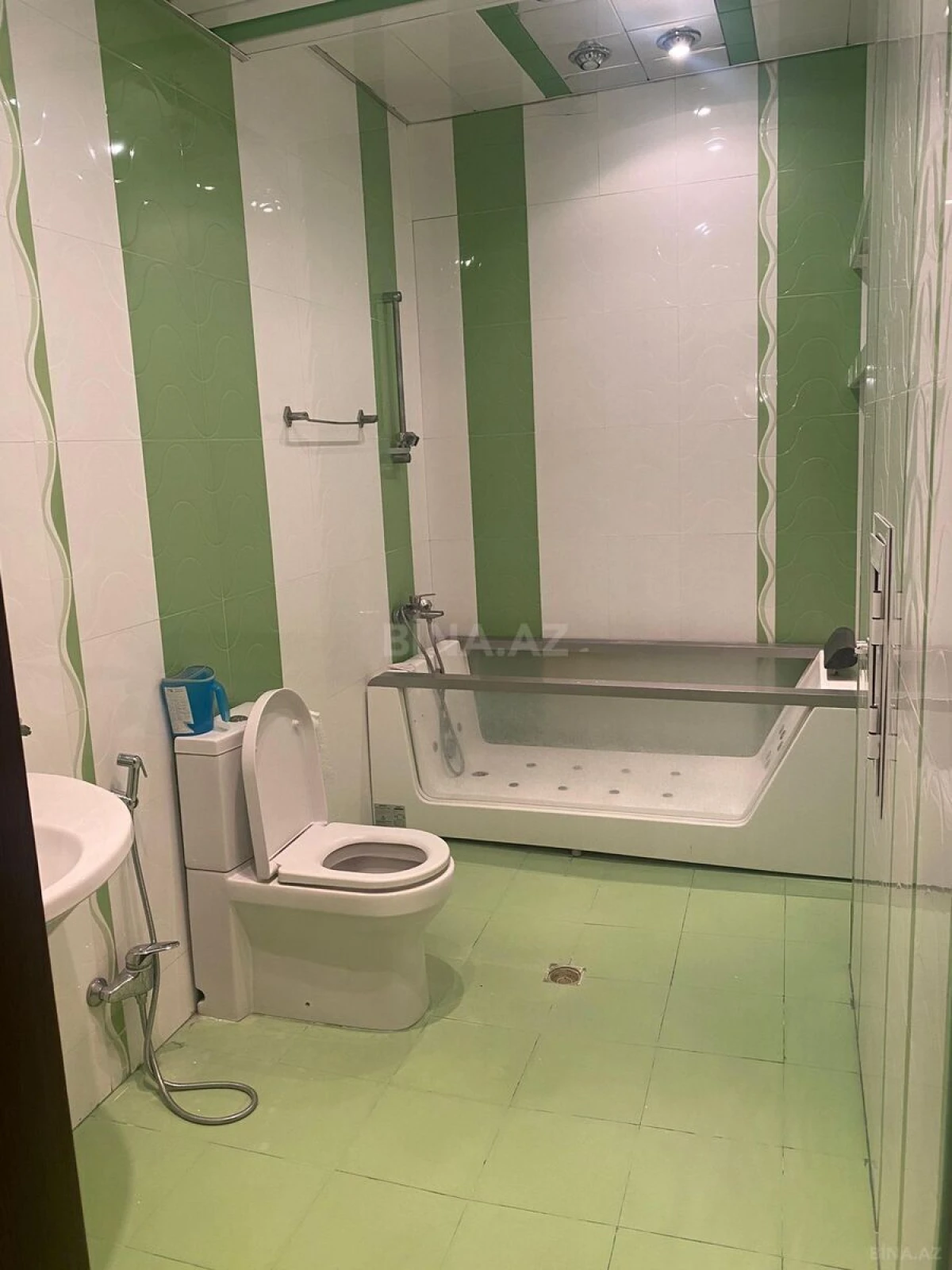 Satılır 4 otaqlı mənzil 250 m²