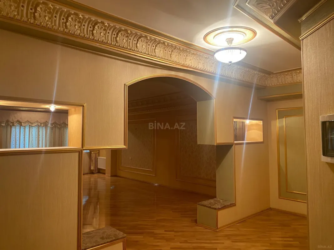 Satılır 4 otaqlı mənzil 250 m²