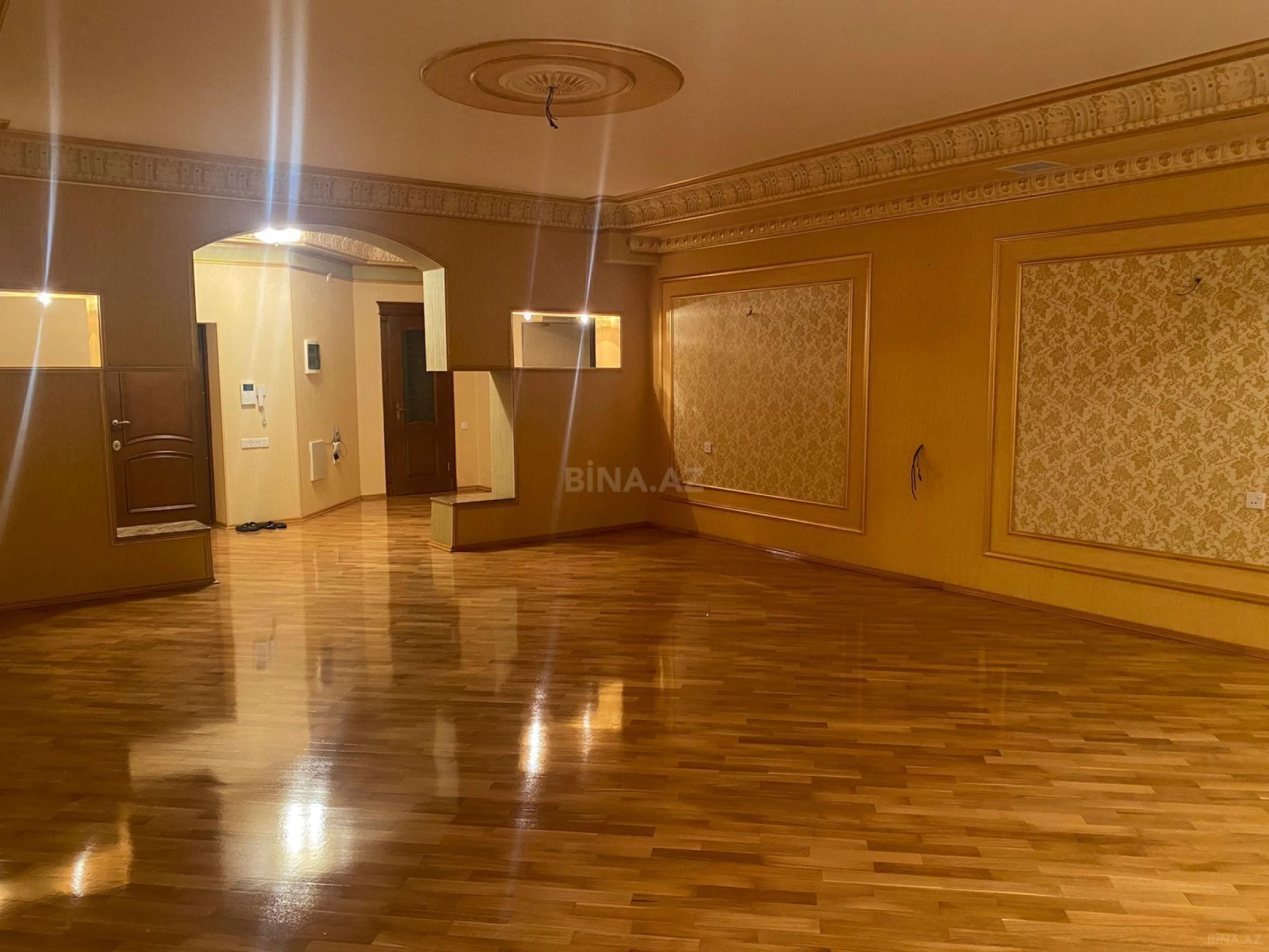 Satılır 4 otaqlı mənzil 250 m²