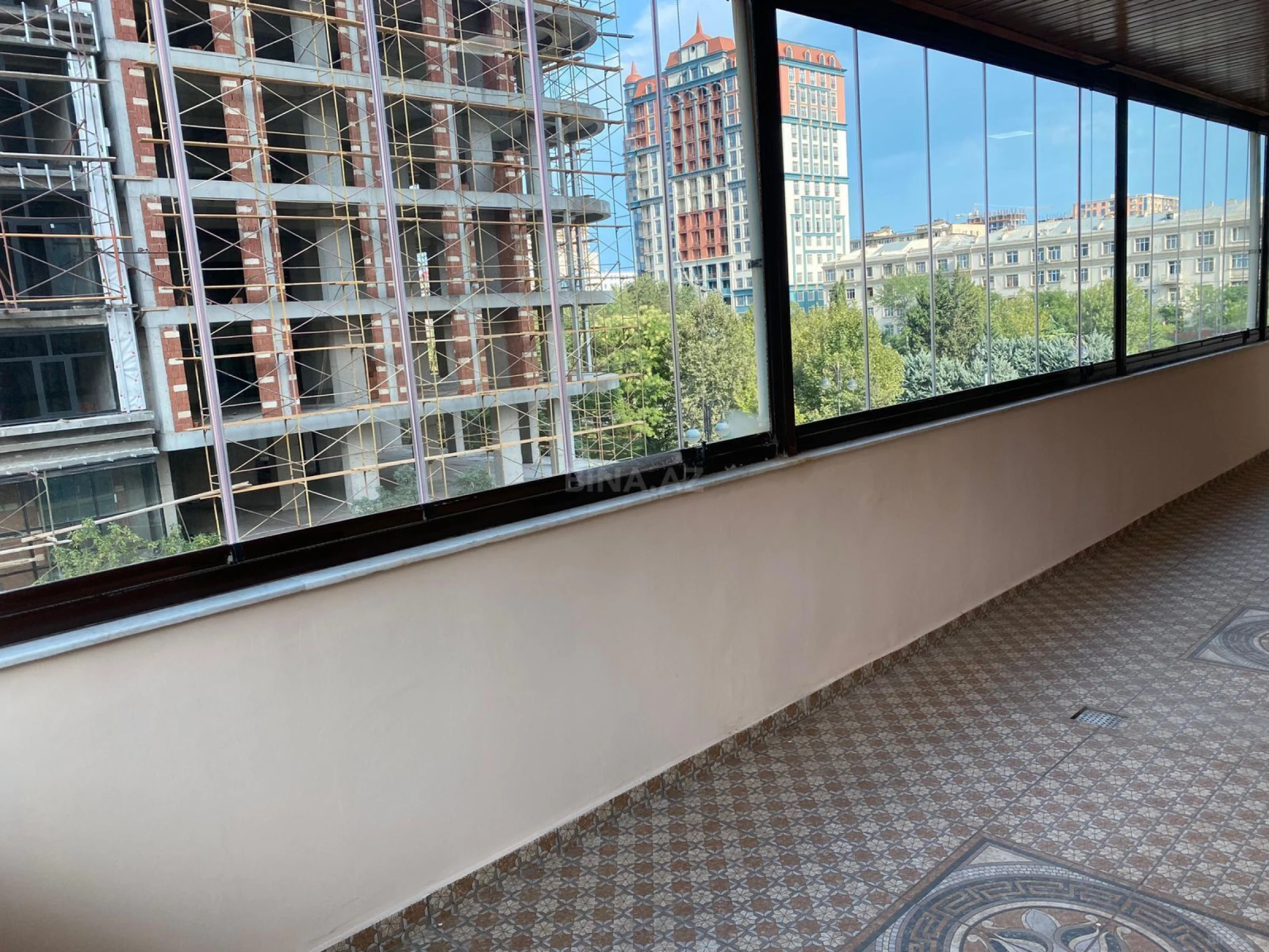 Satılır 4 otaqlı mənzil 250 m²