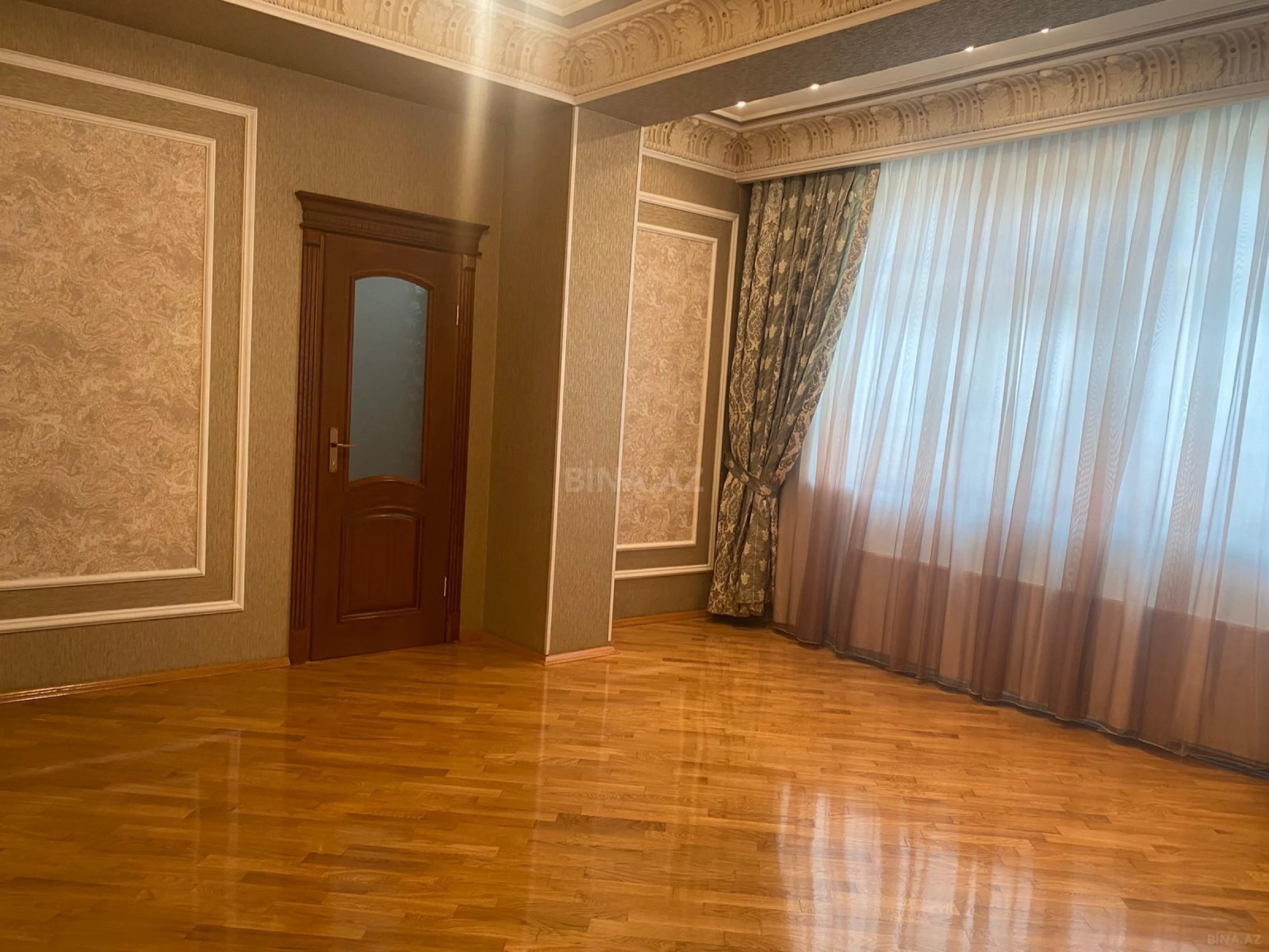 Satılır 4 otaqlı mənzil 250 m²