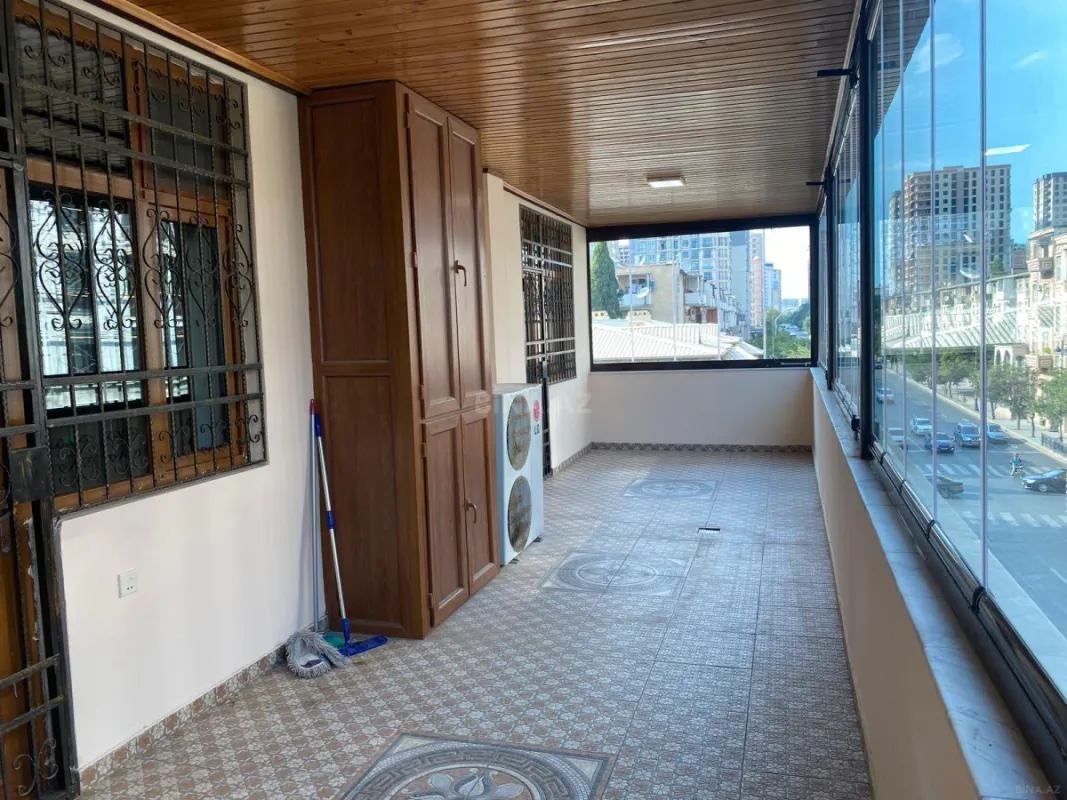 Satılır 4 otaqlı mənzil 250 m²