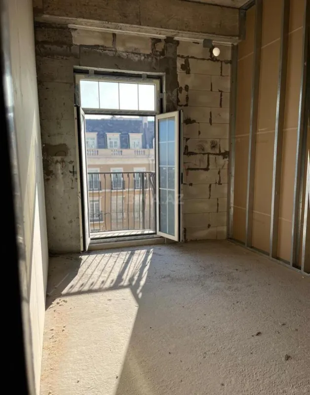 Satılır 4 otaqlı mənzil 137 m²