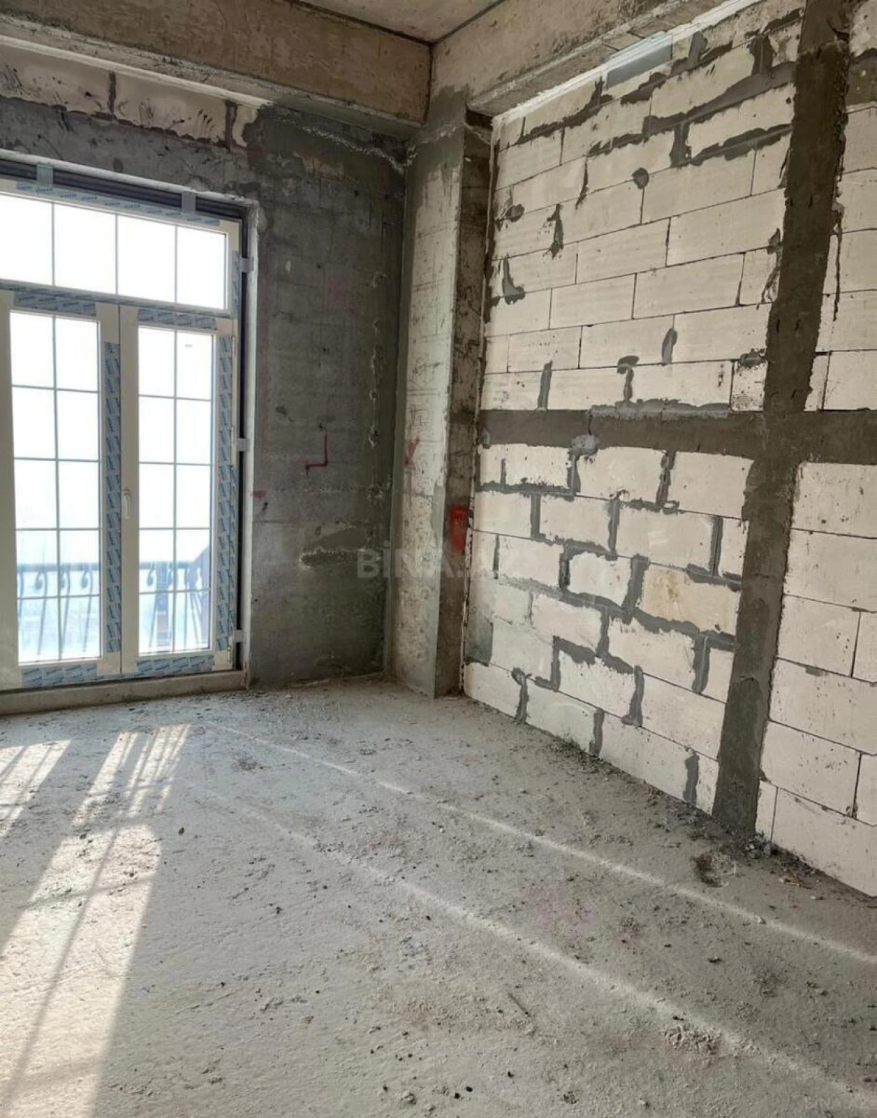 Satılır 4 otaqlı mənzil 137 m²