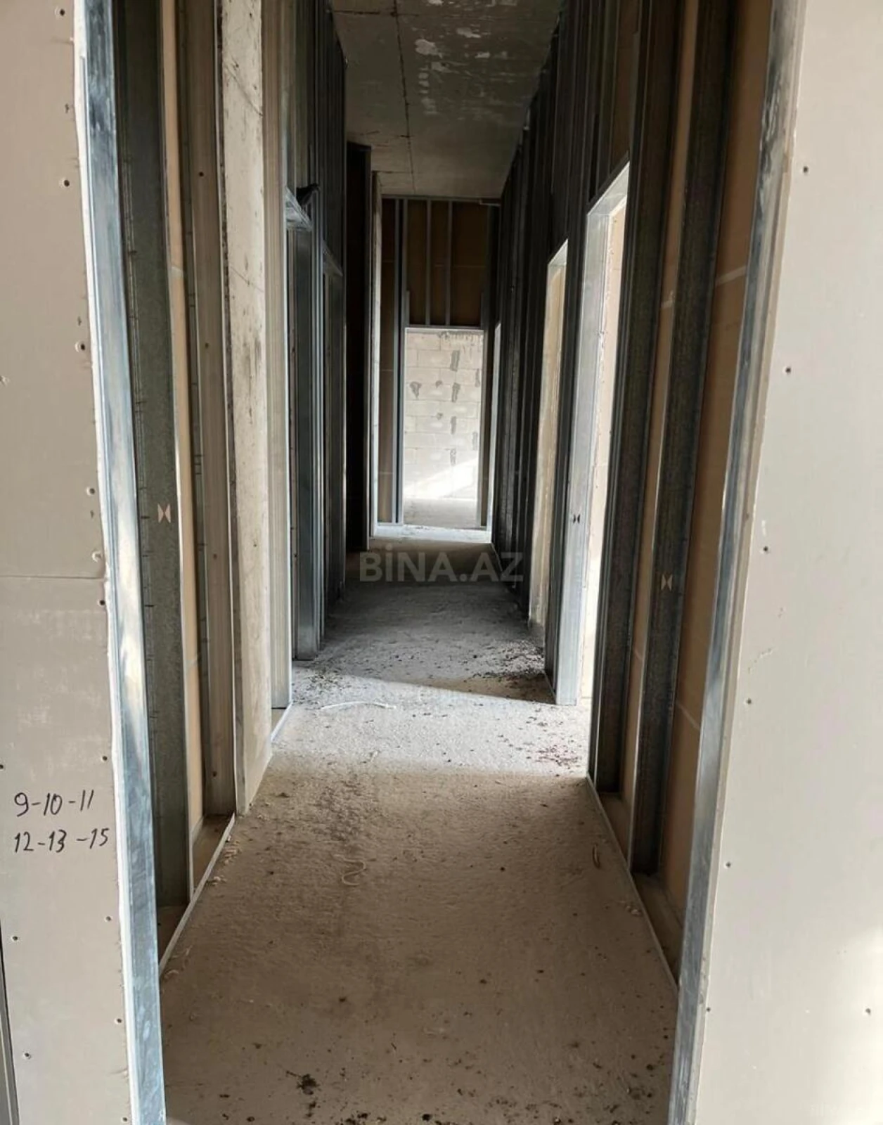 Satılır 4 otaqlı mənzil 137 m²