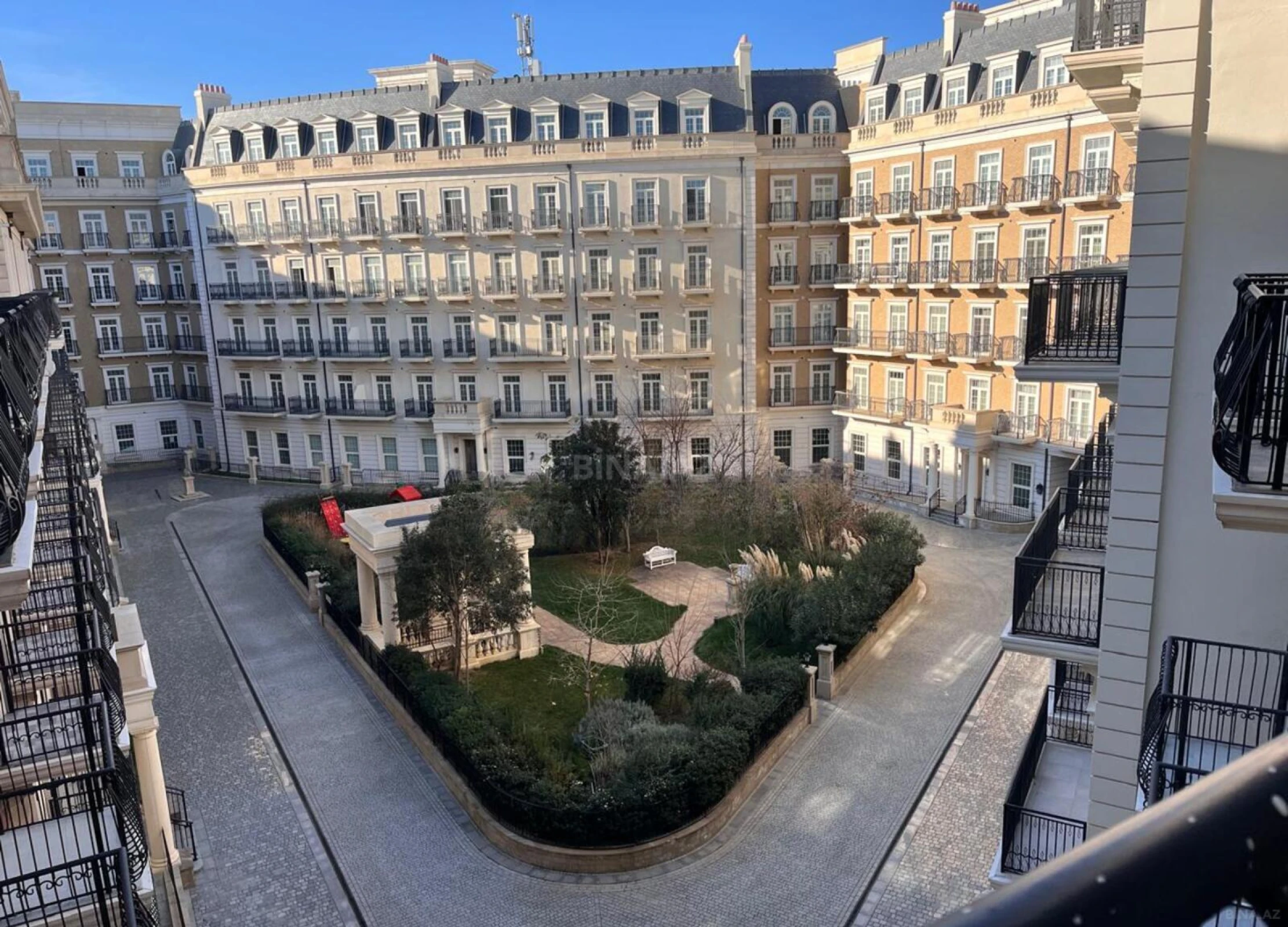 Satılır 4 otaqlı mənzil 137 m²