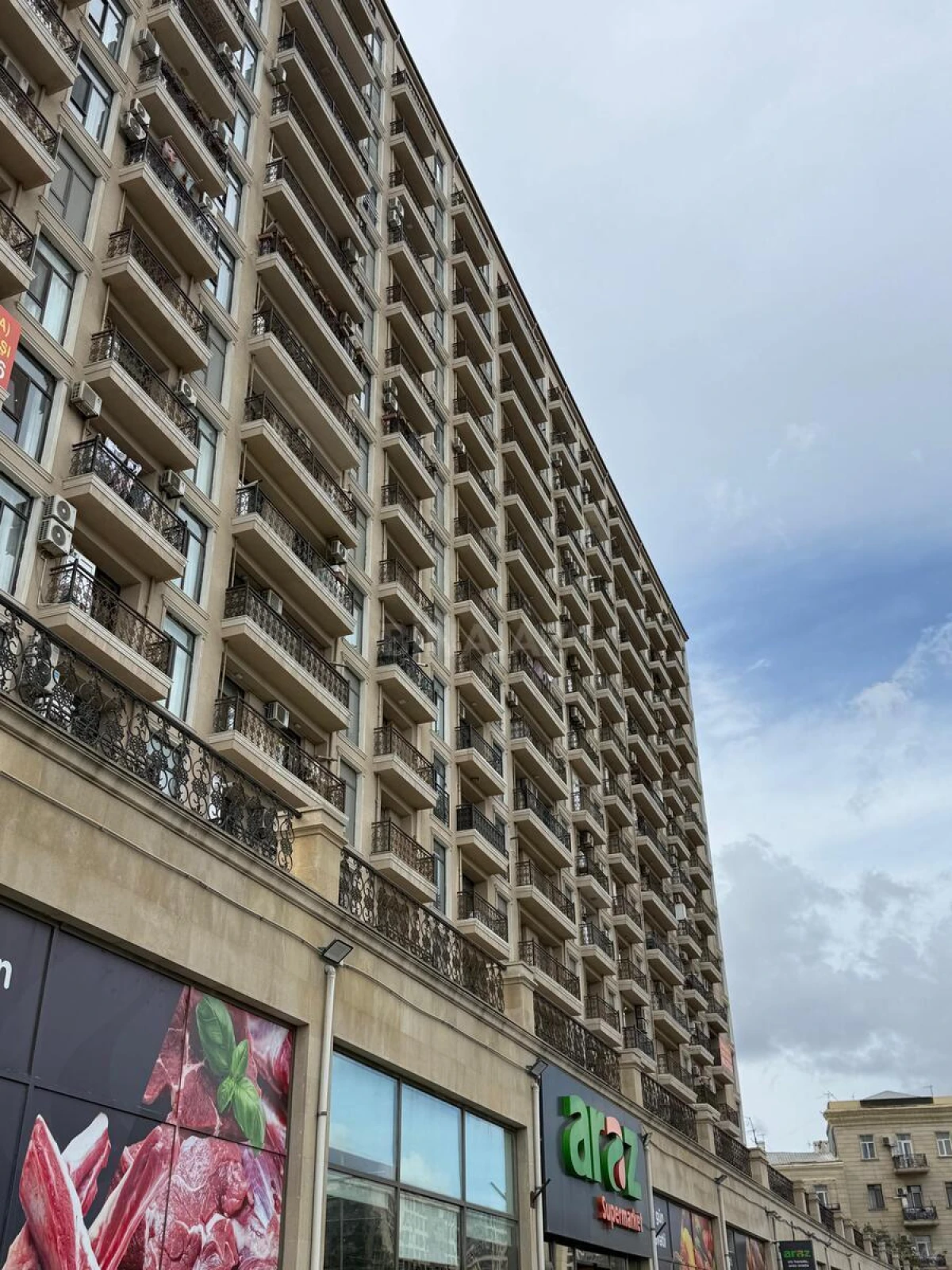 Satılır 3 otaqlı mənzil 138 m²