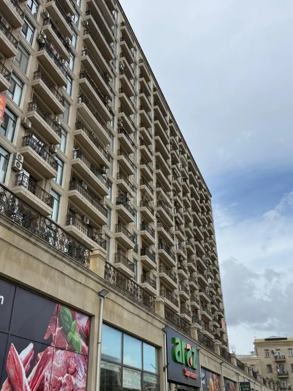 Satılır 3 otaqlı mənzil 138 m²