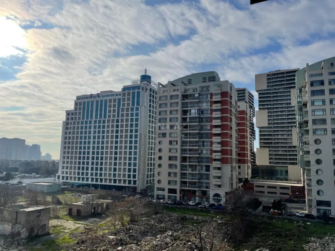 Satılır 3 otaqlı mənzil 130 m²