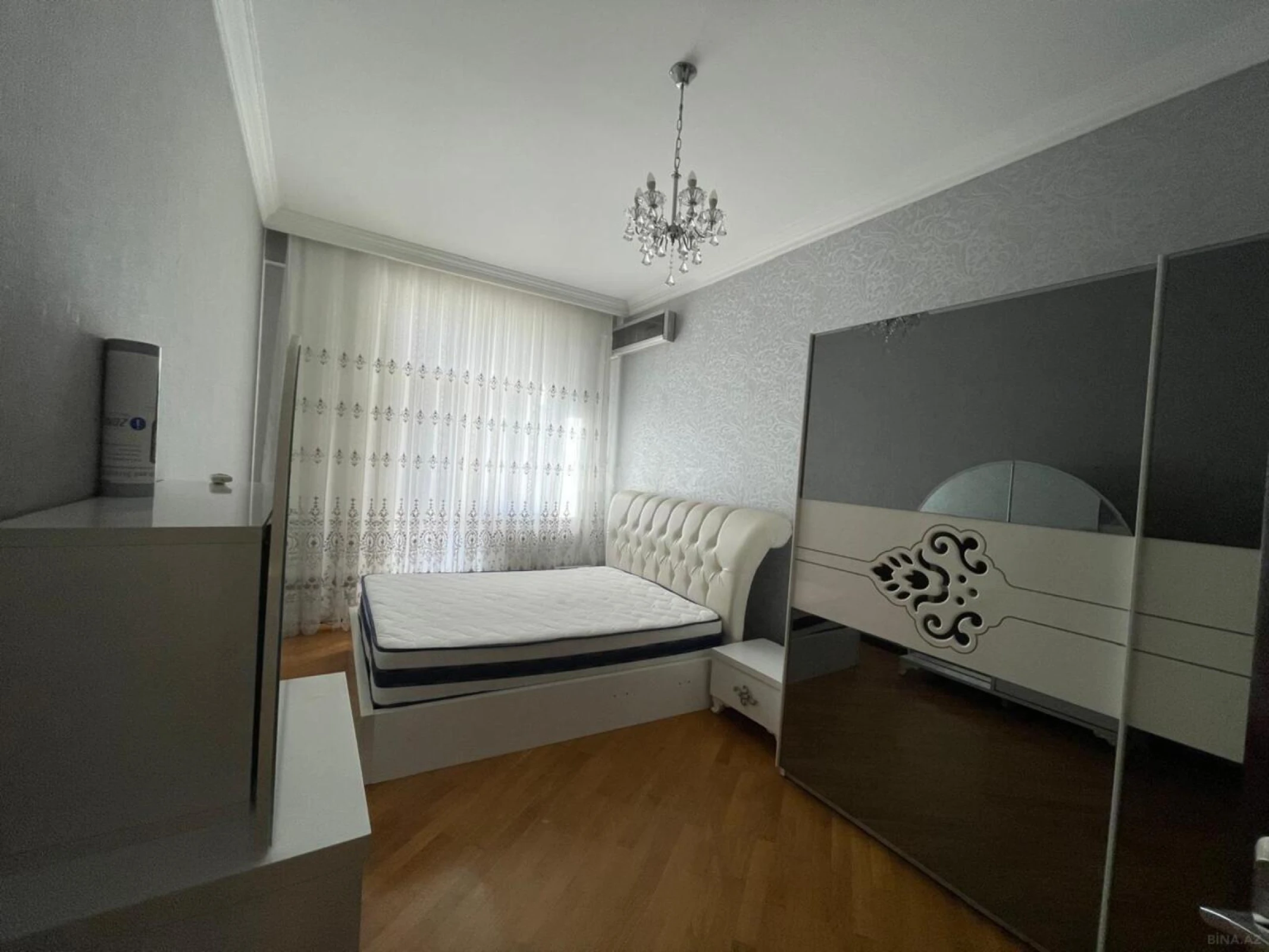 Satılır 3 otaqlı mənzil 130 m²