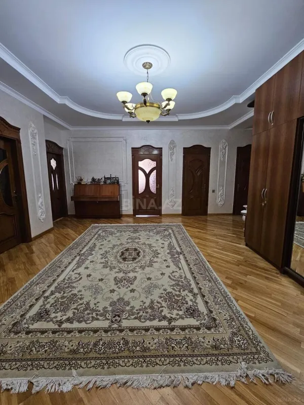 Satılır 4 otaqlı mənzil 203 m²