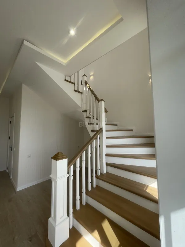 Satılır 5 otaqlı həyət evi 220 m²