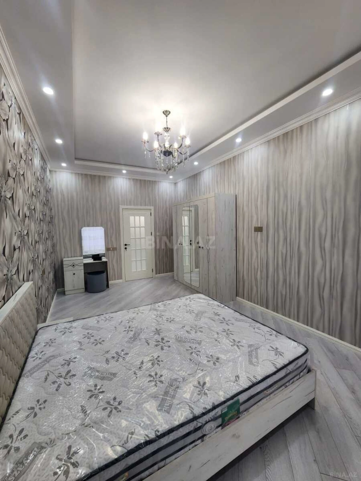 Kirayə verilir 4 otaqlı mənzil 130 m²