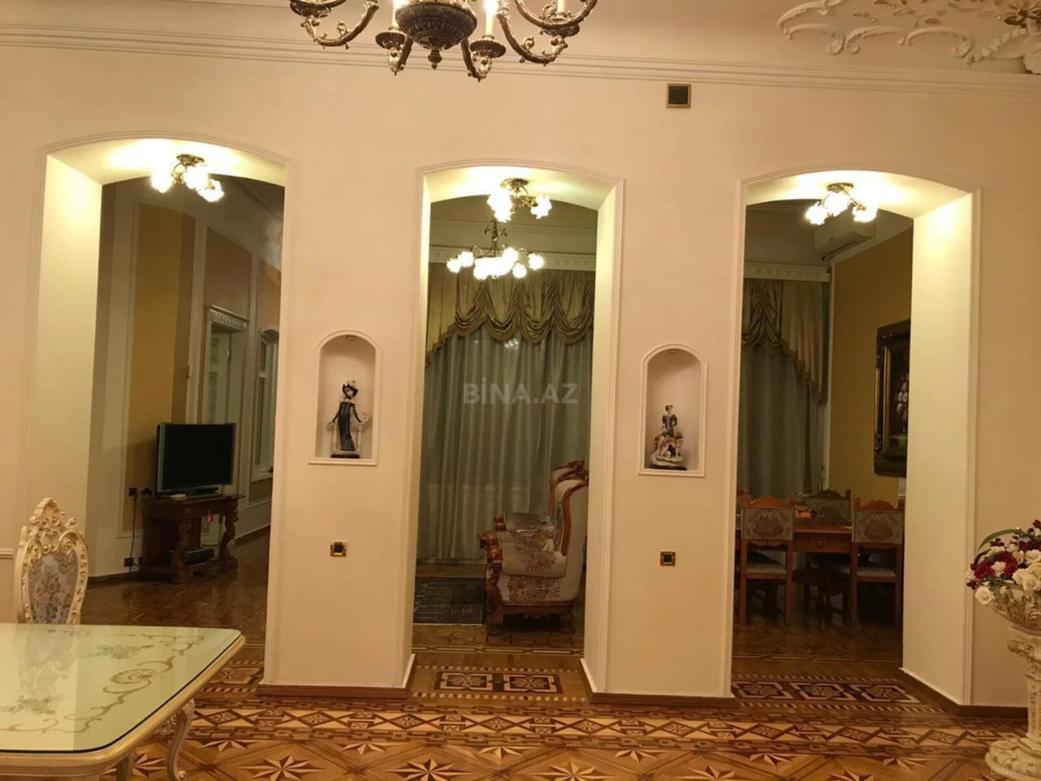 Satılır 6 otaqlı mənzil 290 m²