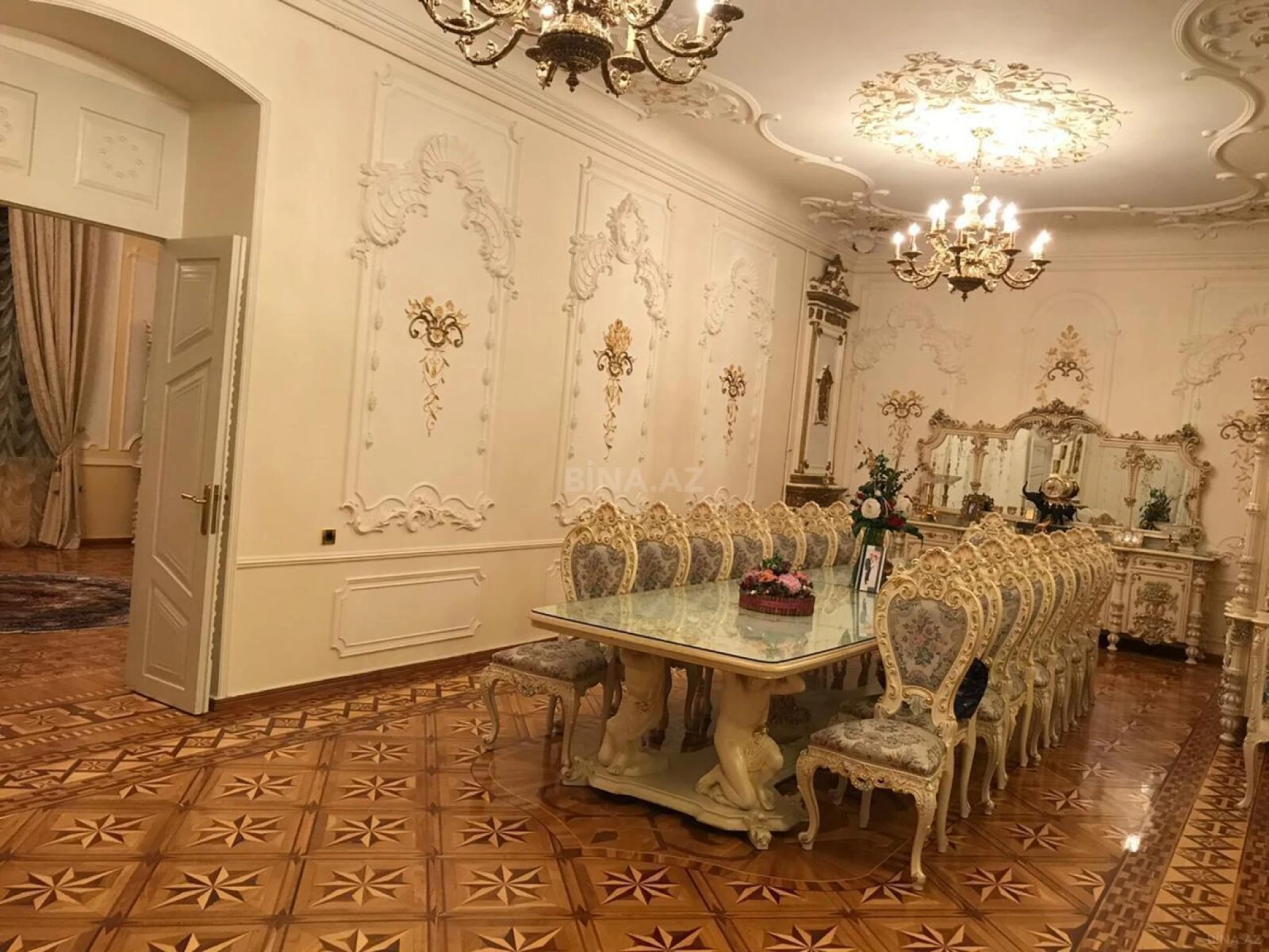 Satılır 6 otaqlı mənzil 290 m²