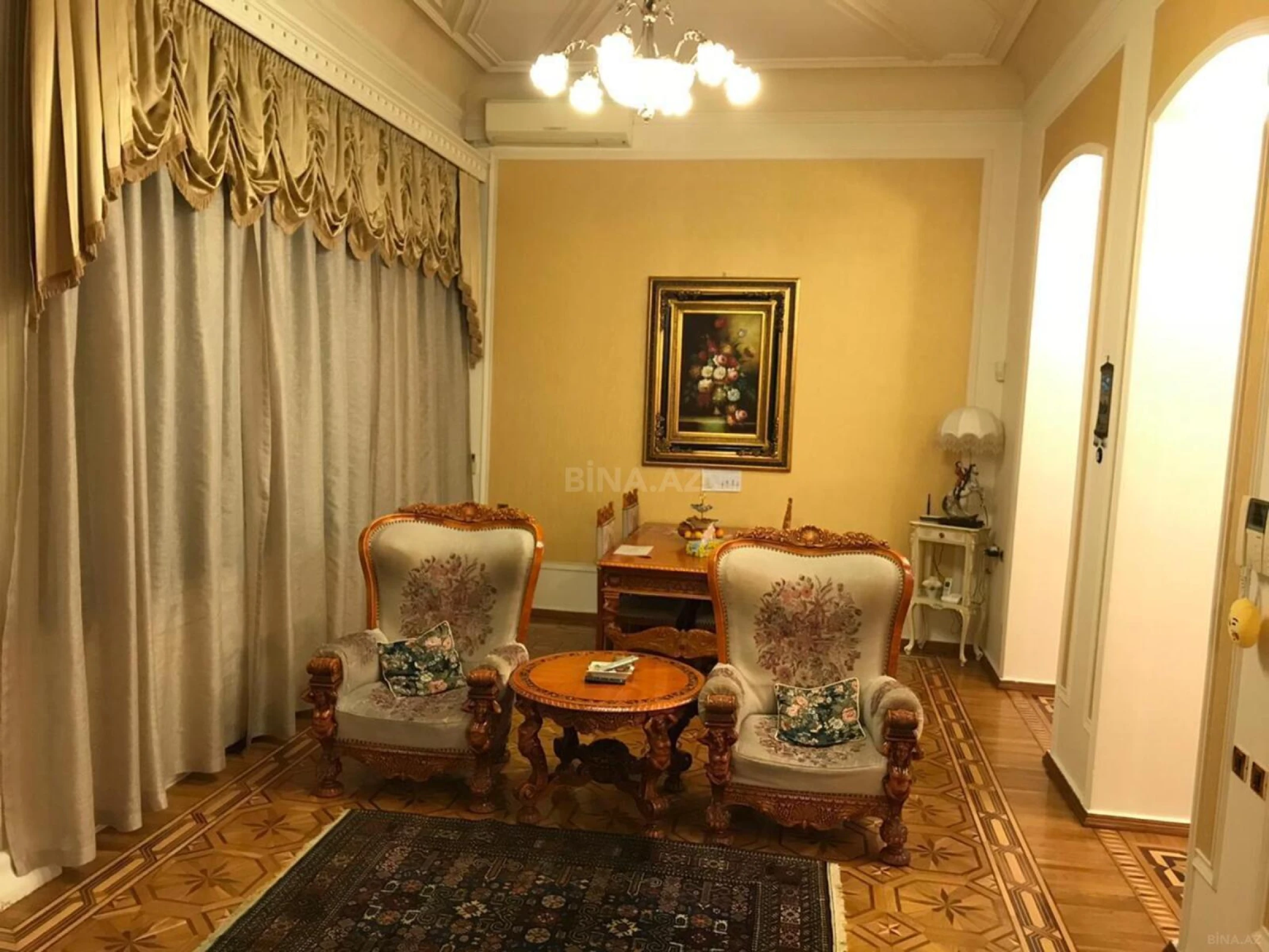 Satılır 6 otaqlı mənzil 290 m²