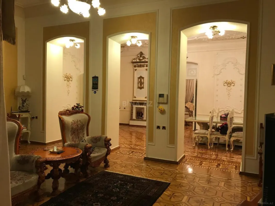 Satılır 6 otaqlı mənzil 290 m²