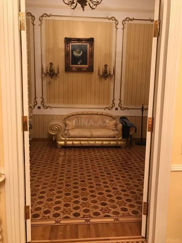 Satılır 6 otaqlı mənzil 290 m²