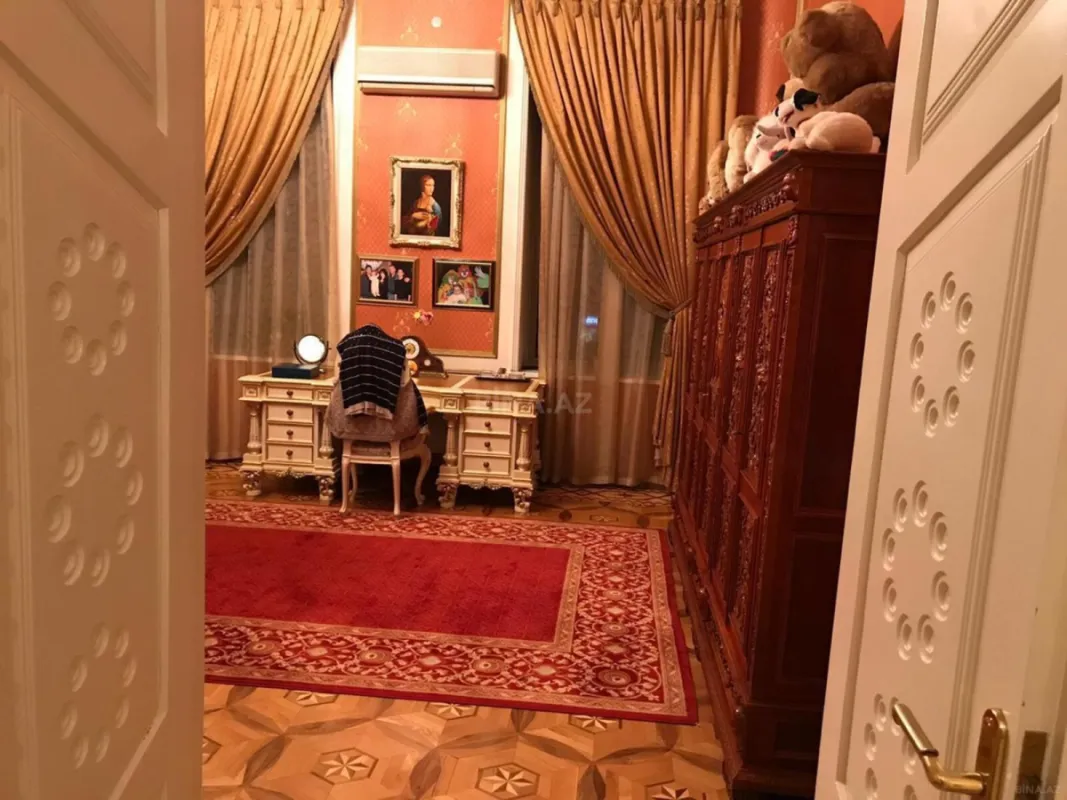 Satılır 6 otaqlı mənzil 290 m²