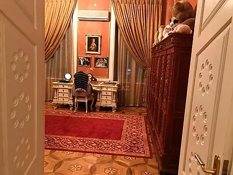 Satılır 6 otaqlı mənzil 290 m²