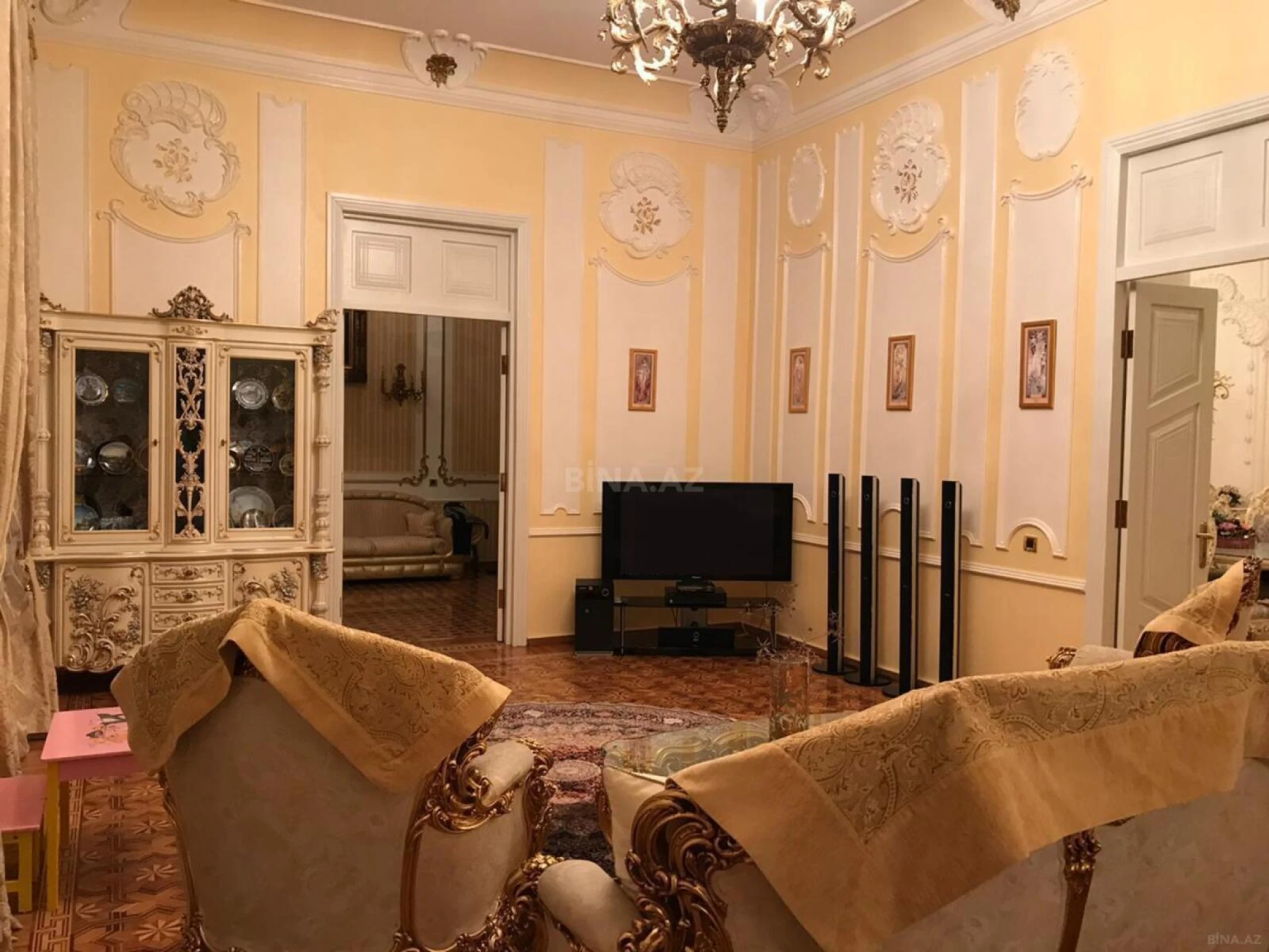 Satılır 6 otaqlı mənzil 290 m²