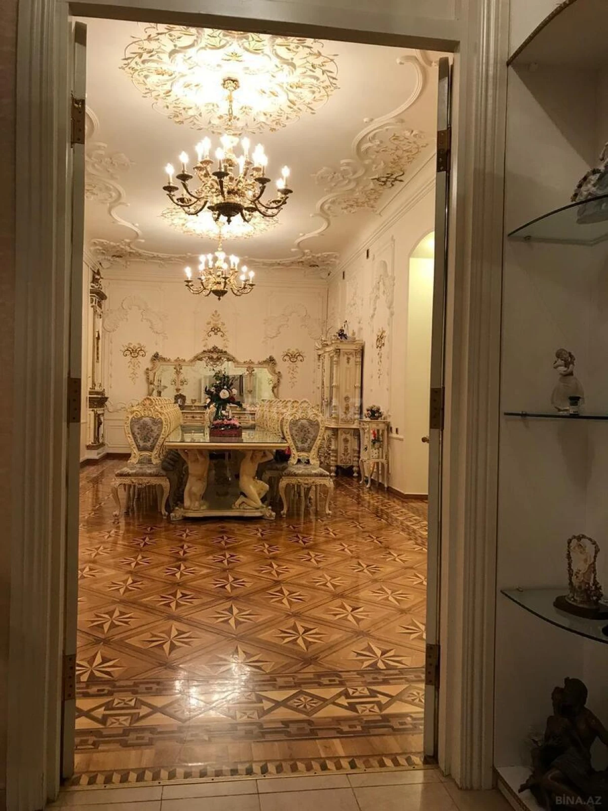 Satılır 6 otaqlı mənzil 290 m²