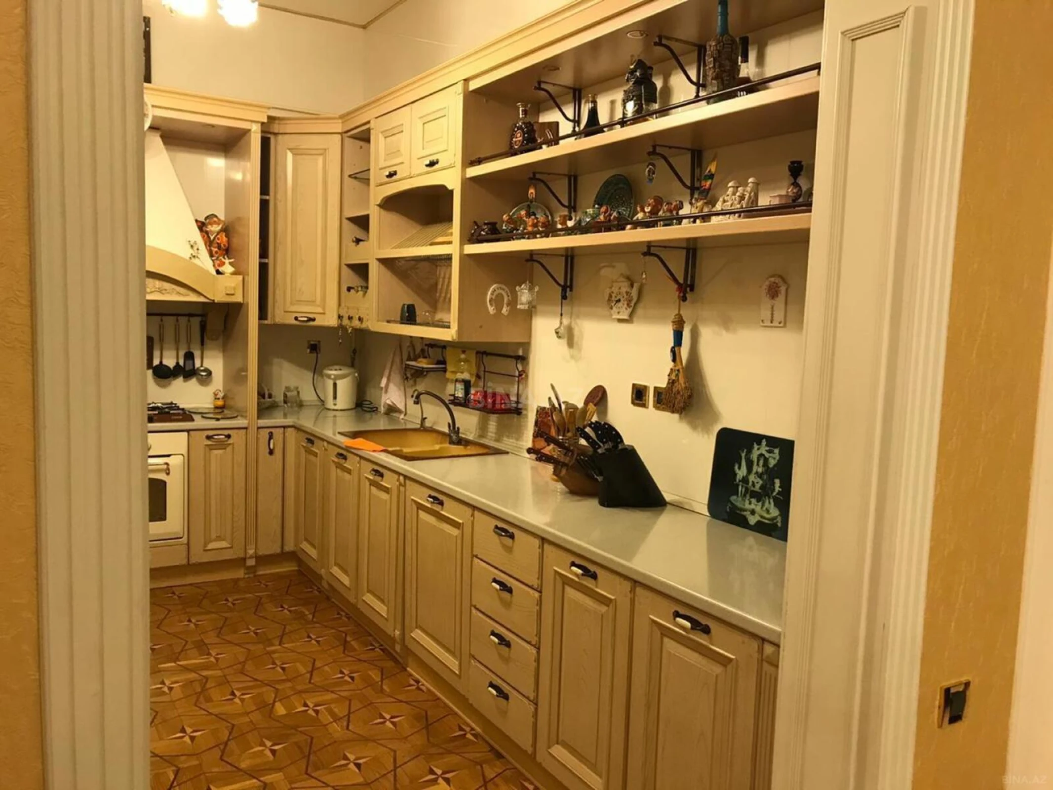 Satılır 6 otaqlı mənzil 290 m²