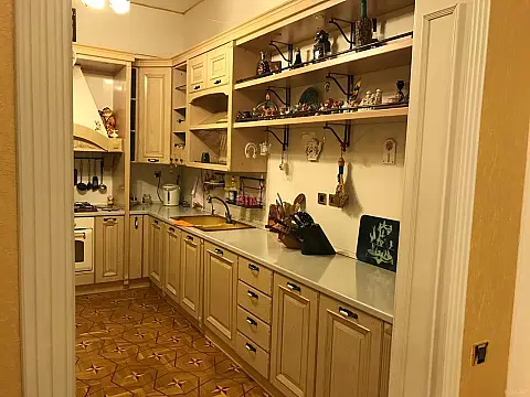 Satılır 6 otaqlı mənzil 290 m²