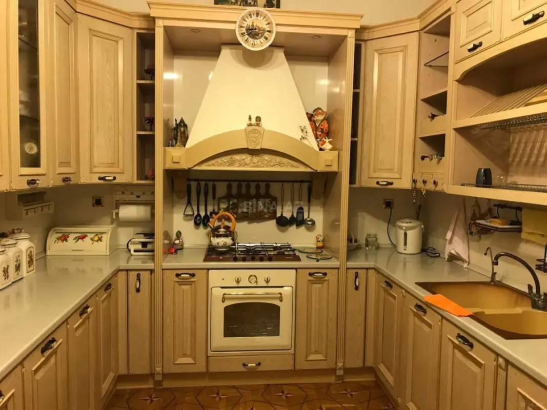 Satılır 6 otaqlı mənzil 290 m²