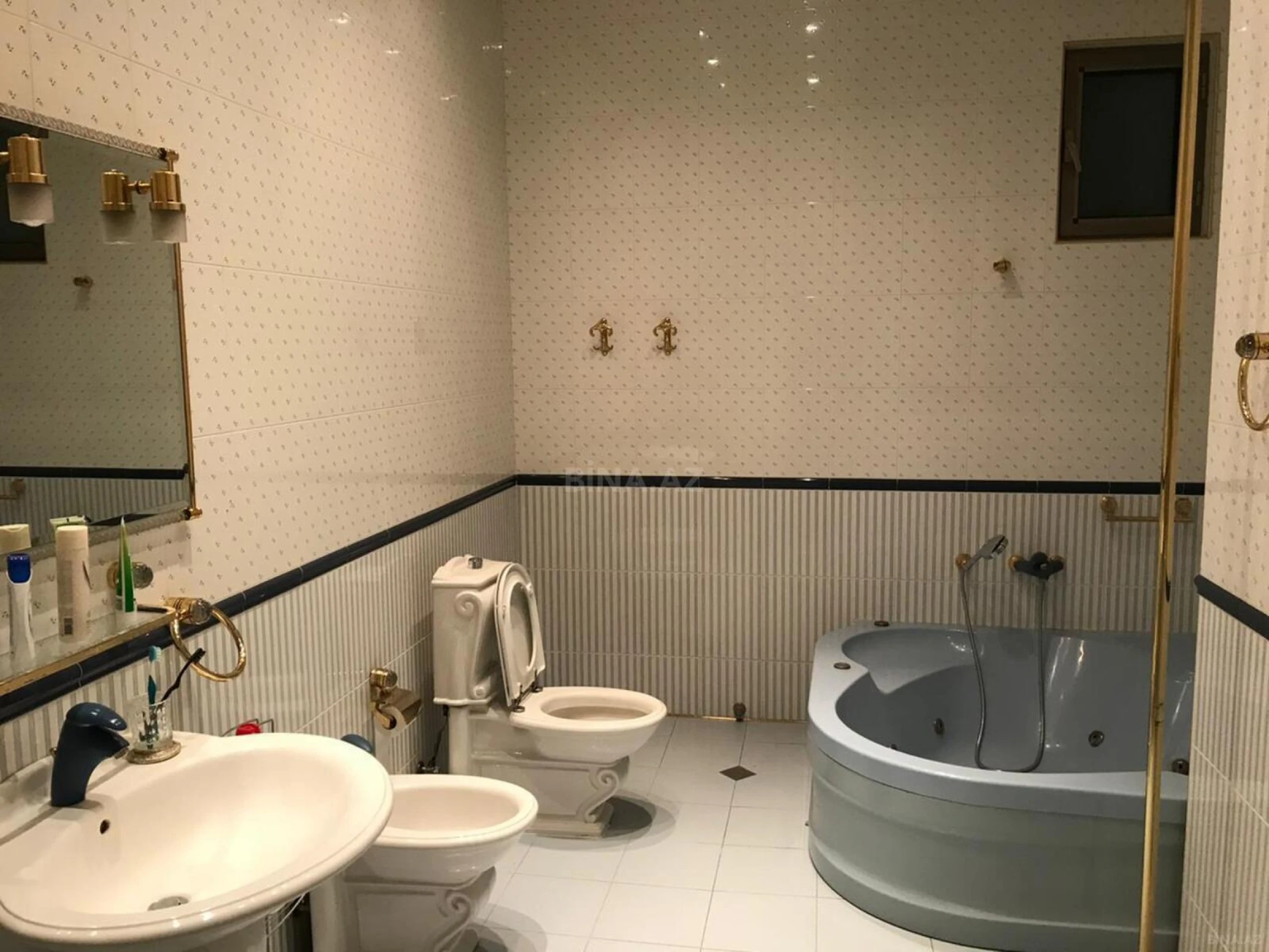 Satılır 6 otaqlı mənzil 290 m²