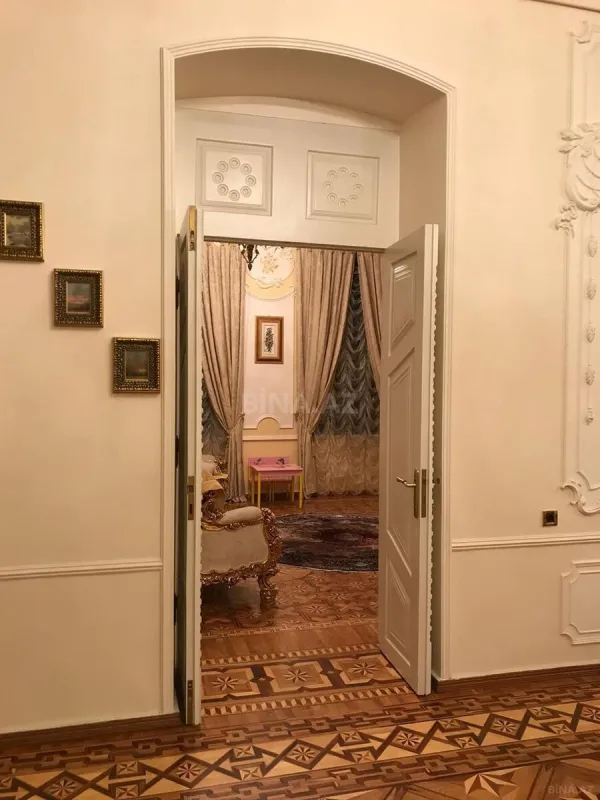 Satılır 6 otaqlı mənzil 290 m²