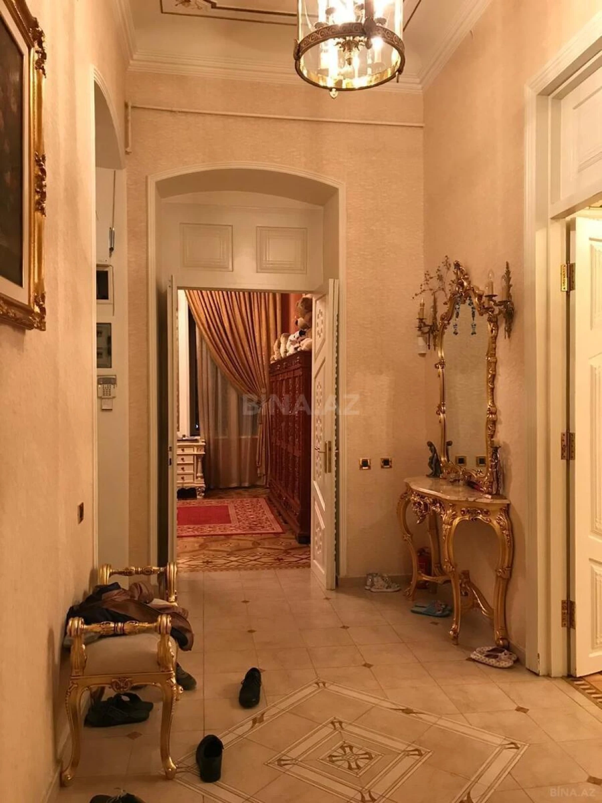 Satılır 6 otaqlı mənzil 290 m²