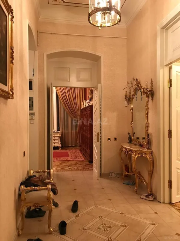 Satılır 6 otaqlı mənzil 290 m²