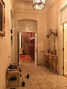 Satılır 6 otaqlı mənzil 290 m²