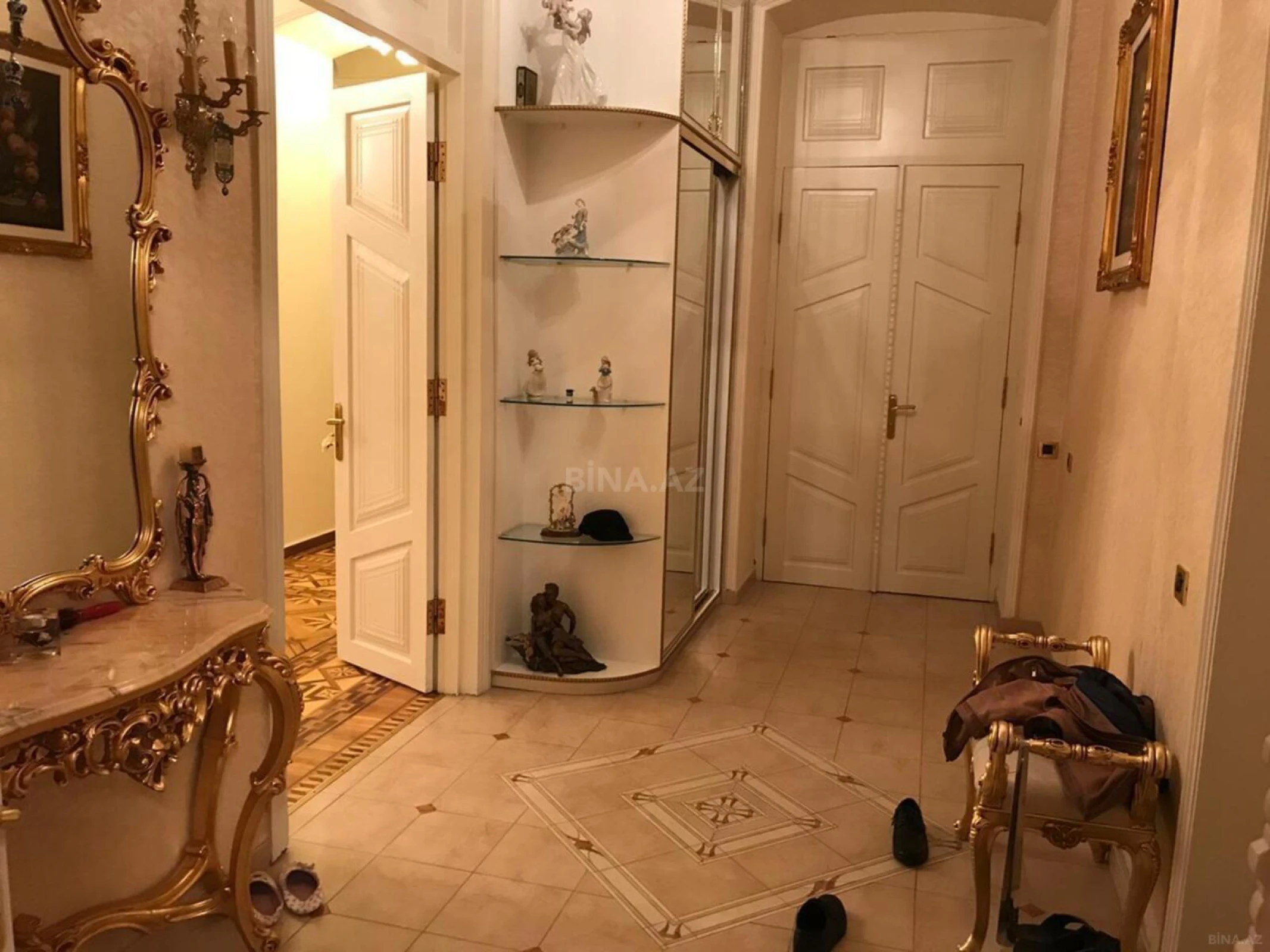 Satılır 6 otaqlı mənzil 290 m²