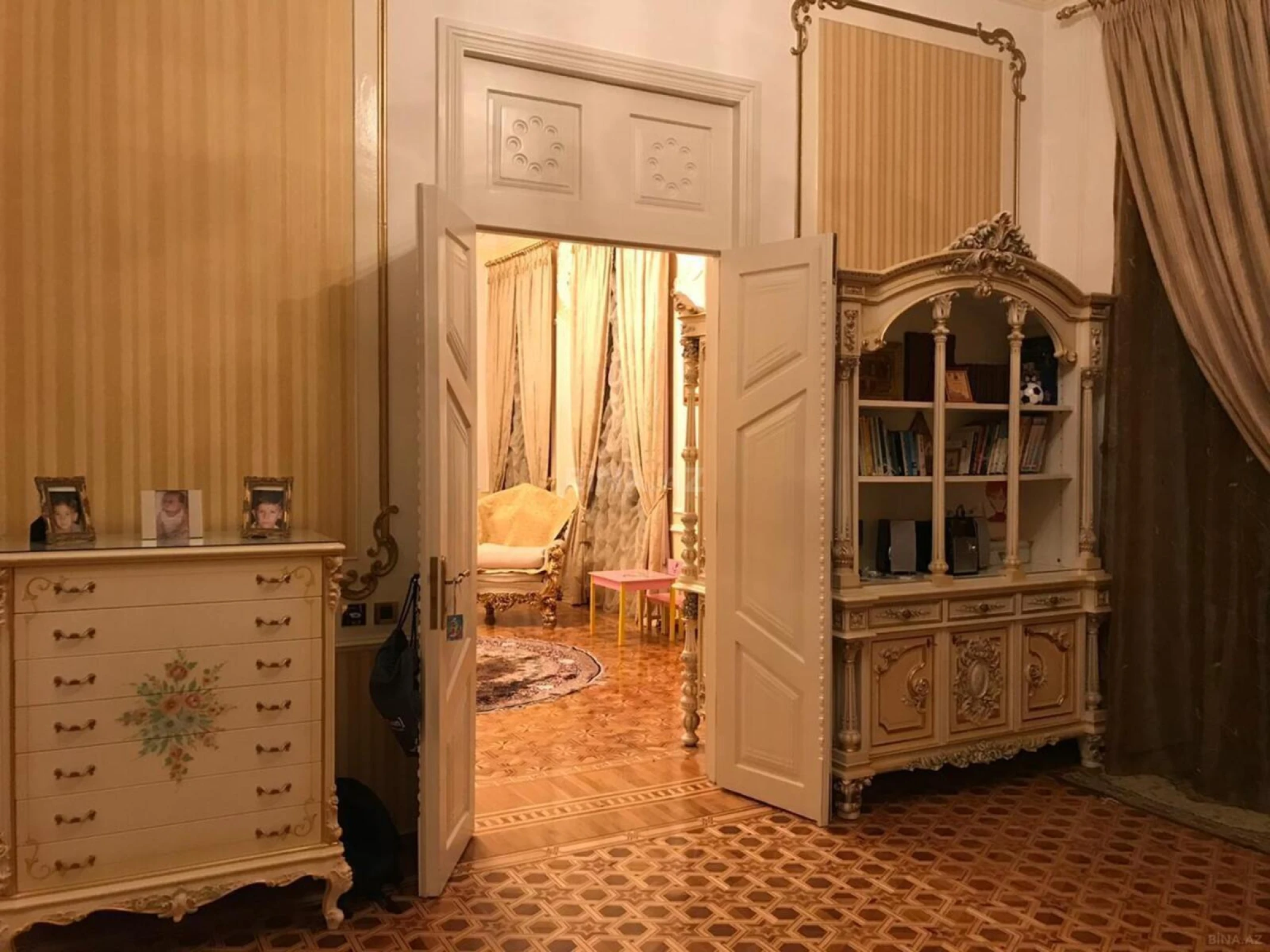 Satılır 6 otaqlı mənzil 290 m²