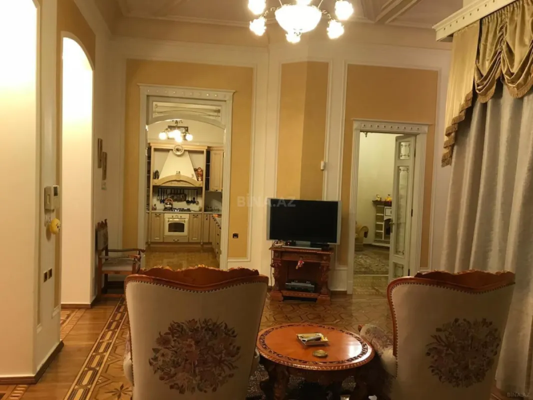 Satılır 6 otaqlı mənzil 290 m²