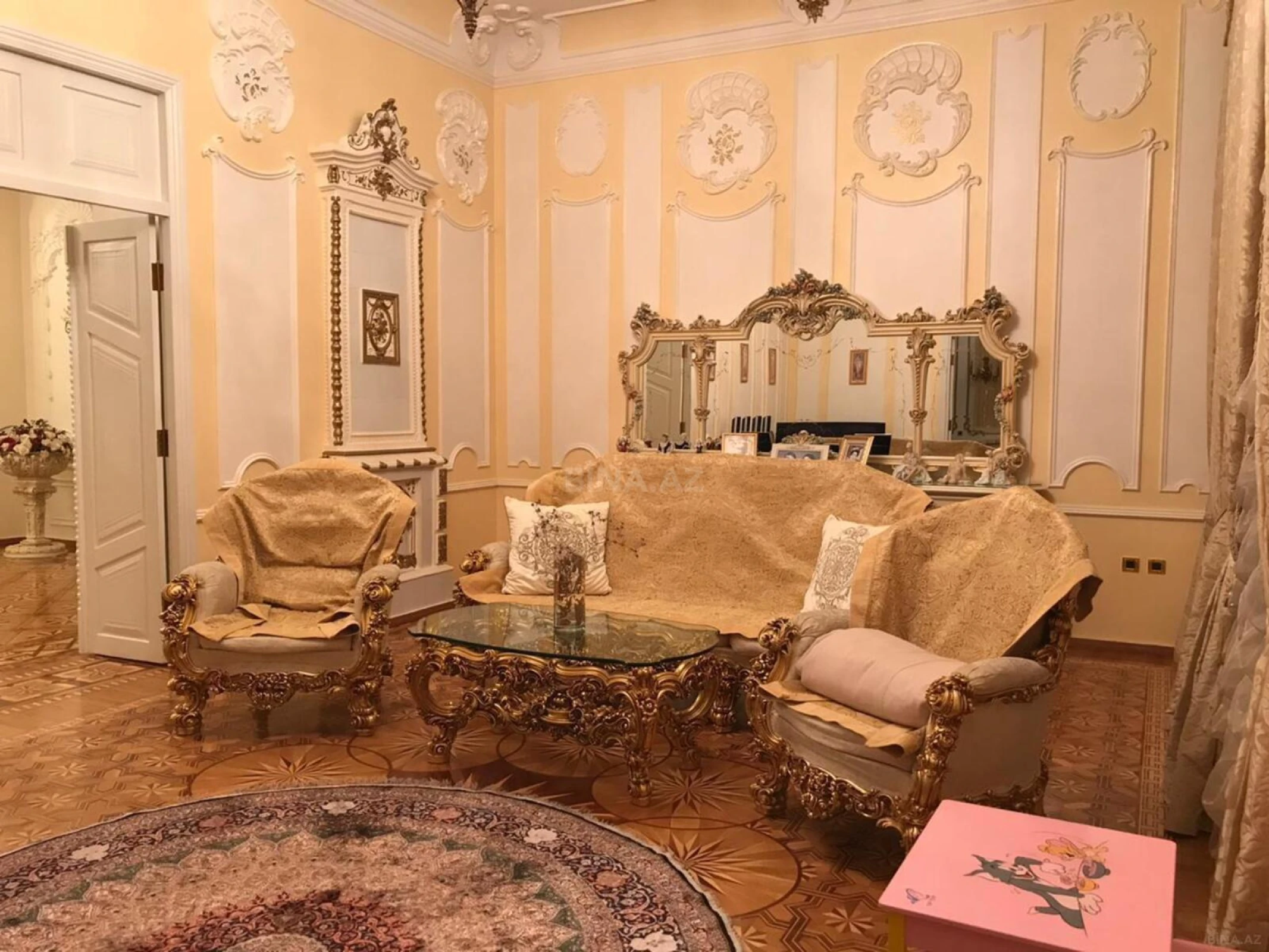 Satılır 6 otaqlı mənzil 290 m²