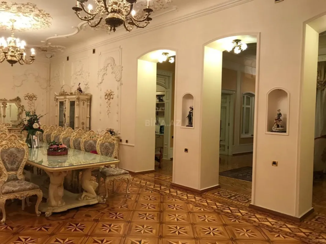 Satılır 6 otaqlı mənzil 290 m²