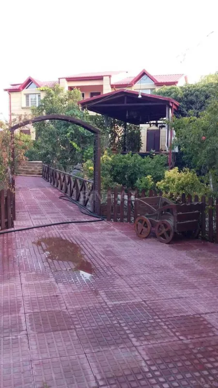 Satılır 7 otaqlı həyət evi 300 m²