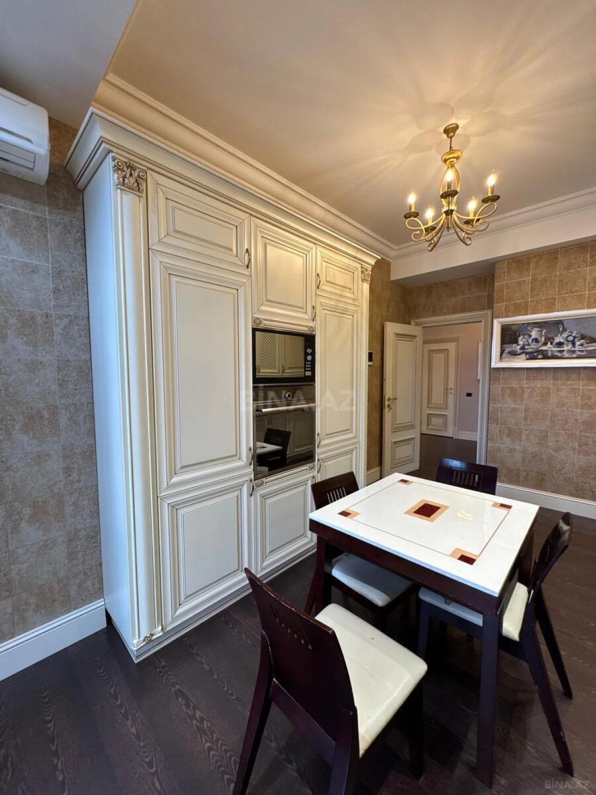 Satılır 4 otaqlı mənzil 200 m²